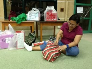 Wrapping_gifts_5