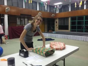 Wrapping_gifts_6