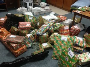 Wrapping_gifts_8